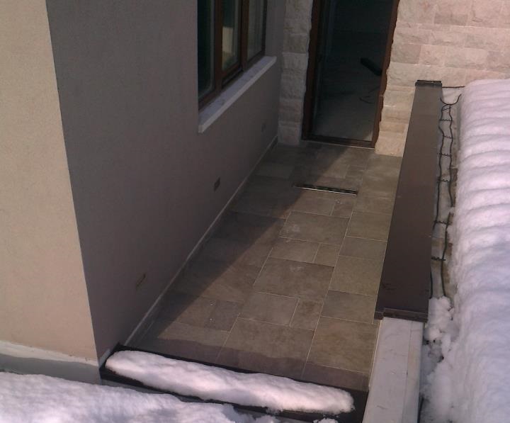 Topirea zăpezii de pe terase și balcoane 